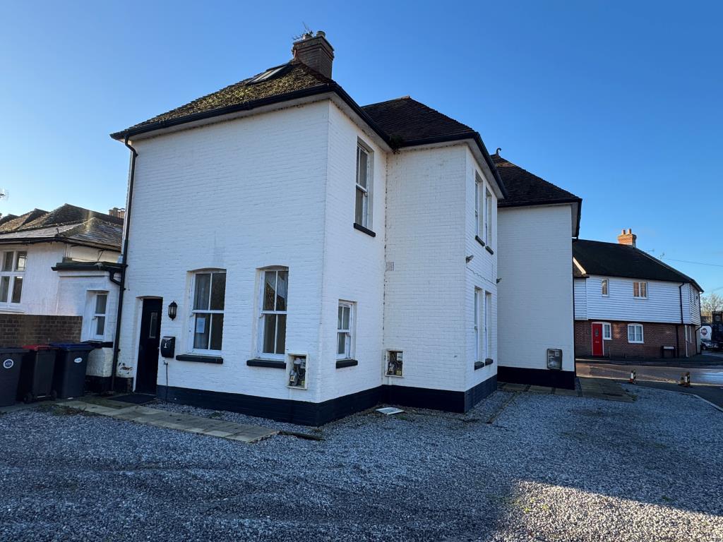 Lot: 97 - FREEHOLD BLOCK OF FIVE ONE-BEDROOM APARTMENTS - Maynard House Apartments side and rear of building